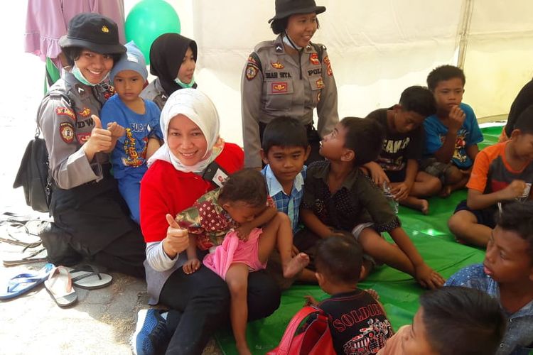 Direktur Consumer Service Telkom Siti Choiriana saat mengunjungi anak-anak korban bencana gempa Lombok yang tengah mengikuti kegiatan trauma healing. Siti menegaskan bahwa Telkom sebagai BUMN selalu siap hadir dan membantu masyarakat yang membutuhkan, khususnya masyarakat yang terdampak bencana gempa Lombok.