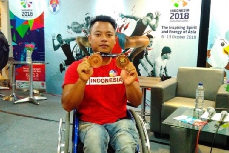 Doni Yulianto menunjukkan medali yang diperoleh di Asean Para Games Malaysia Jumat (22/12/2017).

