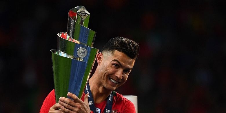 Pemain Portugal Cristiano Ronaldo memegang trofi saat merayakan kemenangan timnya atas Belanda seusai laga final UEFA Nations League di Stadion do Dragao, Porto, Minggu (9/6/2019) atau Senin dini hari WIB. Portugal berhasil menjadi juara UEFA Nations League seusai menang 1-0 atas Belanda.