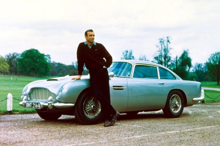Sean Connery berperan sebagai James Bond di Goldfinger (1964) ketika berpose di depan mobil Aston Martin DB5. Mobil itu dilaporkan hilang setelah dicuri pada 1997.