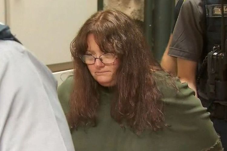 Christine Lyons (47), telah merencanakan pembunuhan kepada Samantha Kelly (39) agar ia bisa menjadi ibu bagi keempat anaknya.