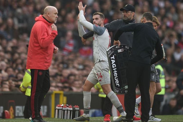 Kapten Liverpool, Jordan Henderson dan Juergen Klopp pada laga pekan ke-28 Liga Inggris melawan Manchester United di Stadion Old Trafford, Minggu (24/02/2019).