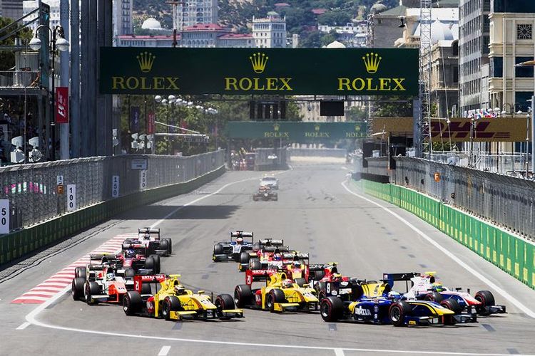 Para pebalap Formula 2 bersaing pada balapan pertama (feature race) GP Azerbaijan di Sirkuti Baku City, Sabtu (24/6/2017).