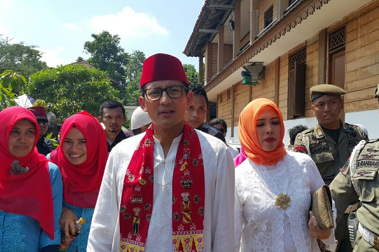 Wakil gubernur terpilih DKI Jakarta Sandiaga Uno bersama sang istri, Nur Asia, saat berkunjung ke acara Lebaran Betawi yang digelar di Perkampungan Budaya Betawi (PBB) Setu Babakan, Jagakarsa, Jakarta Selatan, Minggu (30/7/2017).