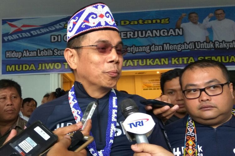 Sekjen Partai Demokrat, Hinca Panjaitan saat memberikan keterangan kepada wartawan usai rapat terbuka di Kabupaten Kubu Raya, Kalimantan Barat (16/9/2017)