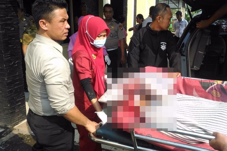 Korban Brigadir Apriadi ketika tiba di rumah sakit Bhayangkara Palembang, Senin ( 1/10/2018). Brigadir Apriadi tewas lantaran menembak kepalanya sendiri menggunakan senjata serbu jenis SS1 di pos Jaga Kabupaten Banyuasin, Sumatera Selatan.