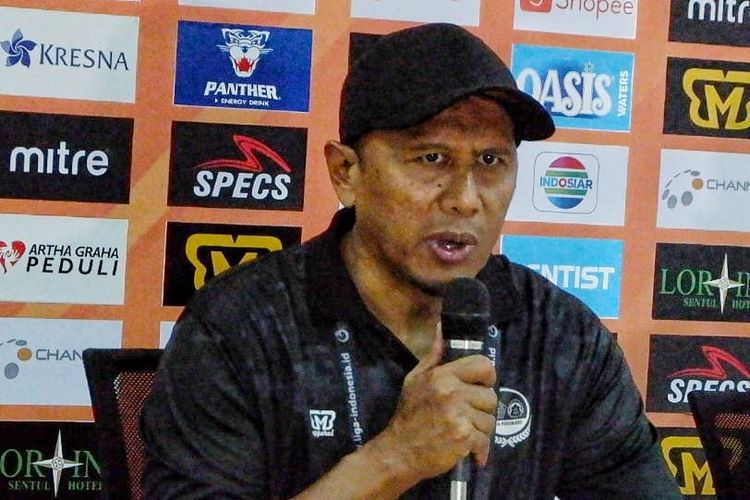 Pelatih PS Tira Persikabo, Rahmad Darmawan, mengikuti sesi konferensi pers setelah laga melawan Madura United dalam lanjutan laga Liga 1 di Stadion Pakansari Cibinong, Jumat (12/7/2019).