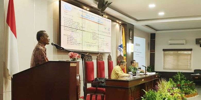 Kepala Badan Ketahanan Pangan (BKP) Kementerian Pertanian, Agung Hendriadi pada seminar dan workshop 
Internasional Plant Industry mengajak semua pihak melokalkan bahan baku industri FPF di Universitas Jember, Kamis (1/11). 