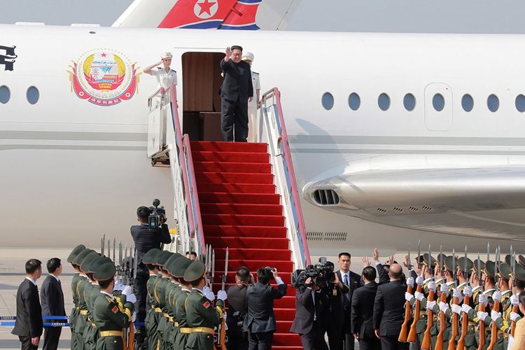 Pemimpin Tertinggi Korea Utara Kim Jong Un melambaikan tangan ke arah para pejabat China sebelum meninggalkan kota Dalian, China, Selasa (8/5/2018).