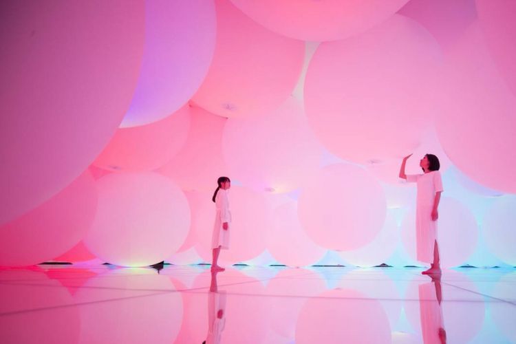 Teamlab Planets Tokyo menyajikan karya instalasi tiga dimensi dengan memadukan eksperimen cahaya dalam ruangan. Pengunjung bisa bermain di antara bola-bola besar yang berwarna-warni ini.