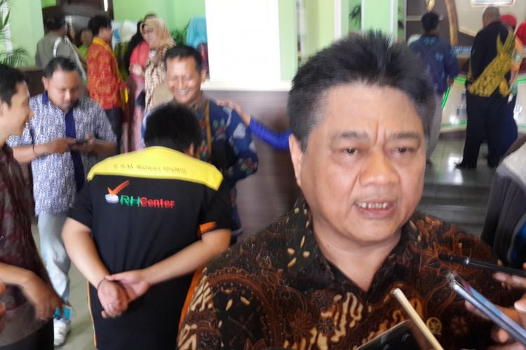 Ketua Departemen Pemenangan Pemilu Jawa Timur DPP Partai Golkar, Ridwan Hisjam saat menghadiri peringatan Hari Batik Nasional 2017 di Balai Kota Malang, Senin (2/10/2017)