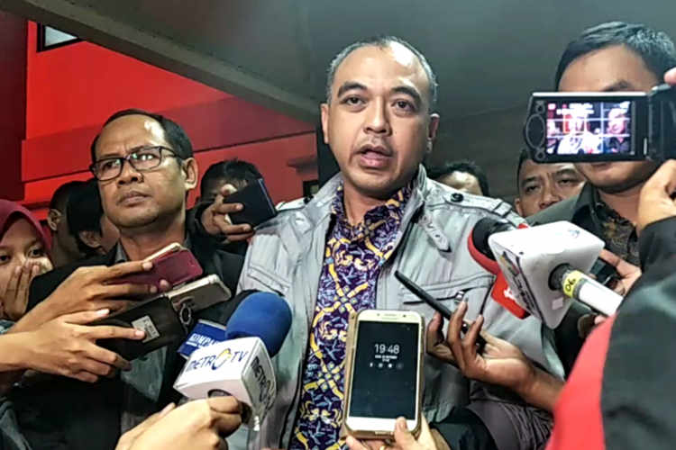 Bupati Tangerang Ahmed Zaki Iskandar saat menyambangi Rumah Sakit Umum Kabupaten Tangerang Kamis (26/10/2017) petang.