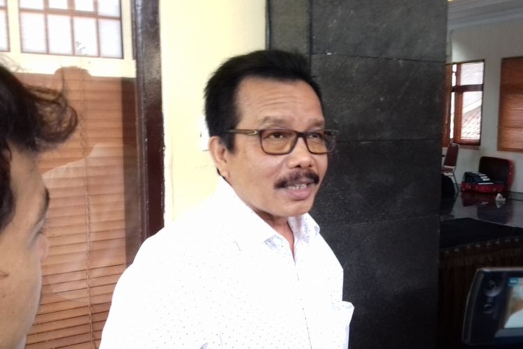 Pemilik CV Sawunggaling Moh Zaini Ilyas disela pemeriksaan sebagai saksi oleh penyidik KPK di Mapolres Malang Kota, Selasa (27/11/2018)