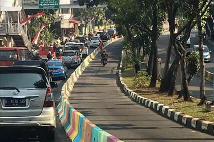Separator jalan dibuat warna-warni untuk menyambut Asian Games 2018