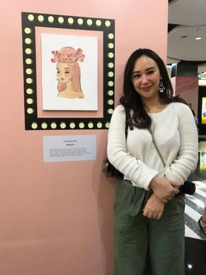 Beauty blogger Putricaya berpose di samping lukisan karyanya yang dipamerkan di Plaza Indonesia Beauty on Canvas 2018.