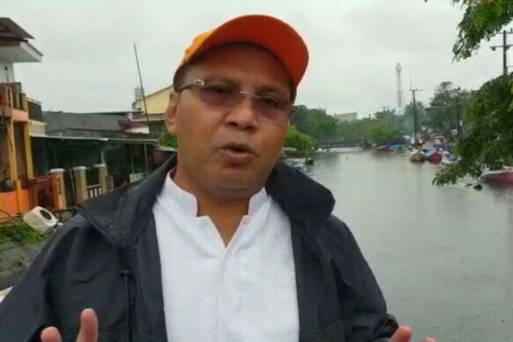 Wali Kota Makassar Mohammad Ramdhan Pomanto meninjau kanal di Kecamatan Mariso yang meluap ke jalan,  Jumat (28/12/2018).