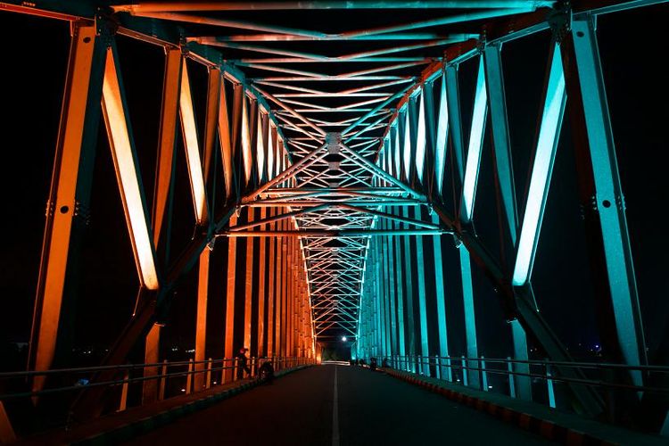 Jembatan Sei Carang di Tanjungpinang, Riau, diterangi menggunakan sistem Interact Landmark Signify untuk menciptakan pencahayaan dinamis. 