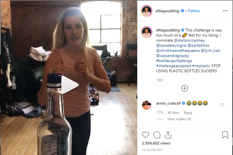 Penyanyi Ellie Goulding melakukan tantangan #BottleCapChallenge.