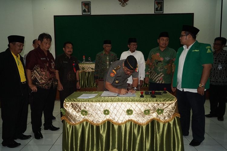 Sekretaris Daerah Grobogan Moh Sumarsono menandatangani aspirasi menolak kebijakan full day scholl yang disampaikan Pengurus Cabang Nahdlatul Ulama di gedung Riptaloka Setda Grobogan, Jumat (18/8/2017).