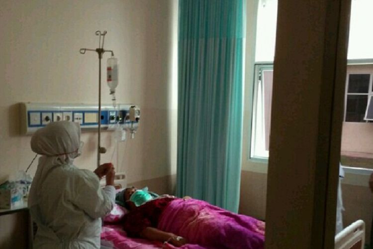 Petugas sedang melakukan observasi dan pemeriksaan terhadap seorang pasien difteri dewasa di RSU Zainal Abidin Banda Aceh. Dalam sebulan terakhir, jumlah pasien difteri bertambah jumlahnya menjadi 11 orang yang dirawat di RSUZA Banda Aceh.