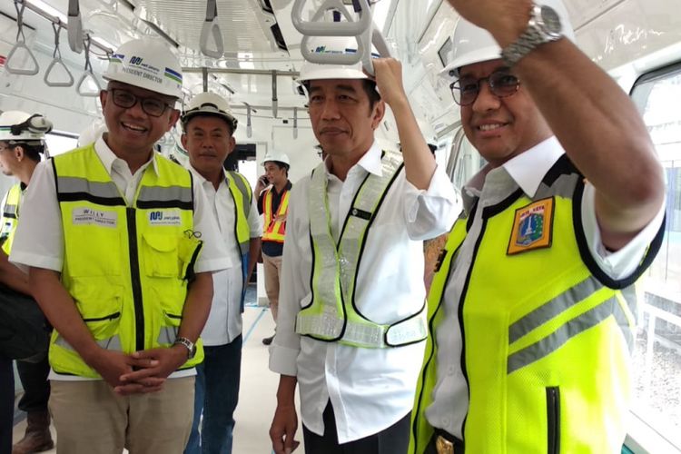 Presiden Joko Widodo saat mencoba moda transportasi mass rapid transit (MRT), Selasa (6/11/2018). Ikut mendampingi Menteri Perhubungan Budi Karya Sumadi, Gubernur DKI Jakarta Anies Baswedan, Ketua DPRD DKI Jakarta Prasetyo Edi Marsudi, dan Dirut MRT Jakarta William P. Sabandar.