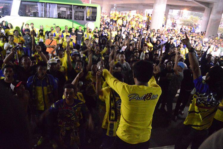 Aksi demonstrasi Ultras di depan pintu keluar Stadion Gelora Joko Samudro, menuntut manajemen Persegres Gresik United melakukan evaluasi tim. 