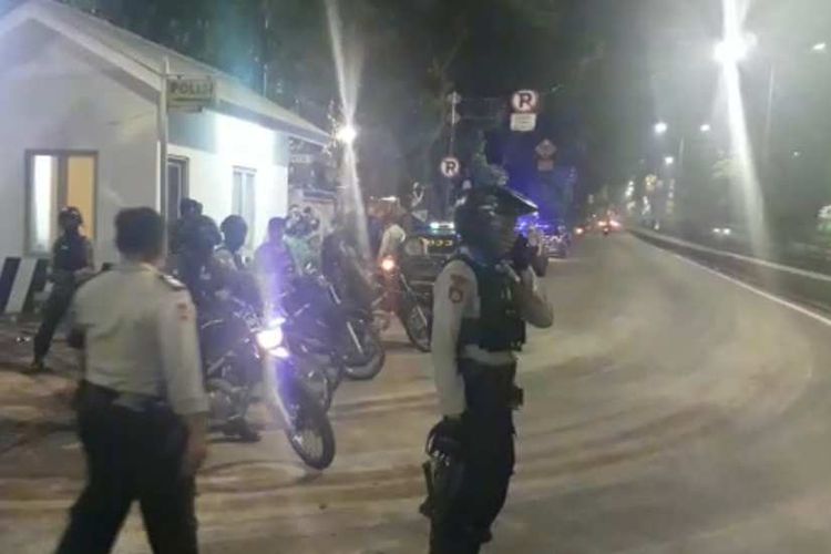 Polisi di lokasi tawuran di Pasar Rumput, Jalan Sultan Agung, Jakarta Selatan, Jumat (13/10/2017).