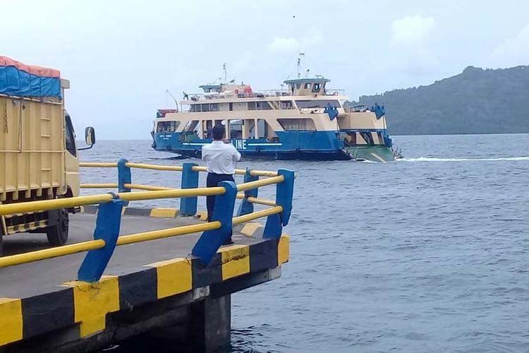 Pintu kapal feri Aeng Mas I tiba-tiba jatuh ke laut ketika hendak berlayar dari Ternate menuju Tidore, Maluku Utara, Kamis (2/8/2018).