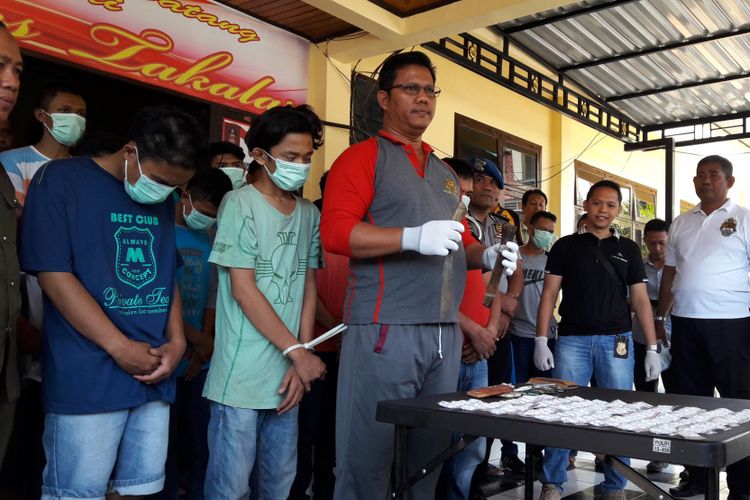 Aparat kepolisian di Kabupaten Takalar, Sulawesi Selatan tengah merilis pengungkapan ribuan pil PCC yang nyaris dipasok ke dalam Lembaga Pemasyarakatan (Lapas) Selasa, (19/9/2017).