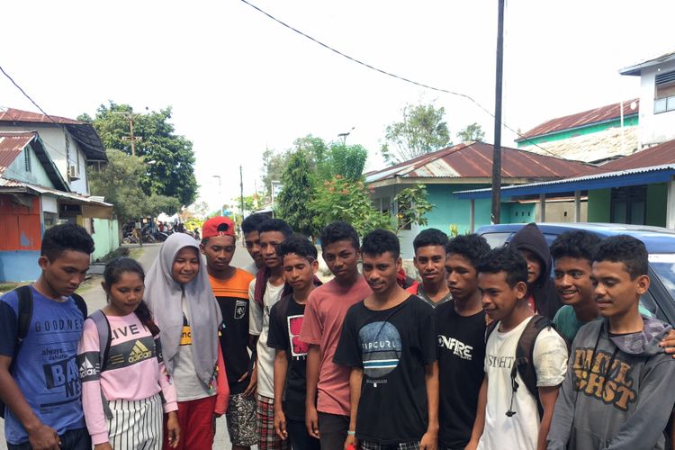 Siswa-siswi usai melakukan tradisi mengelilingi pulau dengan berjalan kaki selepas ujian nasional di Kepulauan Sula, Maluku Utara, Minggu (15/4/2018). 