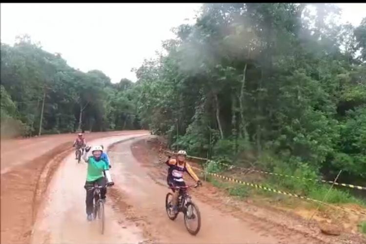 Salah satu jalur yang akan dilewati rute Bersepeda di Jantung Borneo yang akan diselenggarakan pada 28 Oktober 2017. 