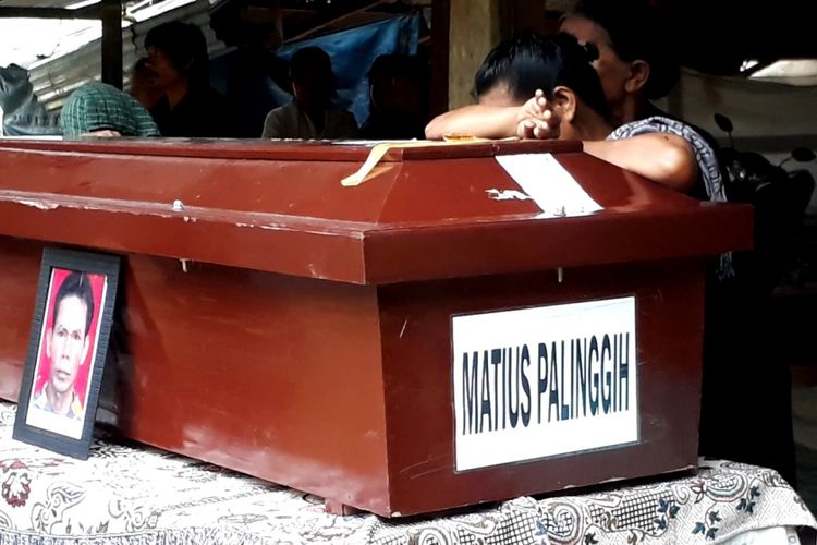 Jenazah Matius Palinggih tiba di rumah duka pukul 06.30 wita kelurahan Pangli Selatan, kecamatan Sesean, Toraja Utara, Rabu (12122018) pagi, isak tangis keluarga tak terbendung.