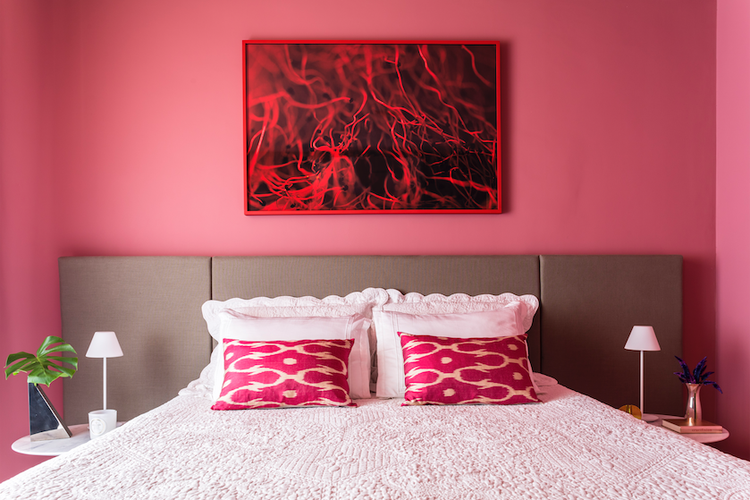 Sebuah flat di Sao Paulo, Brasil memadukan seluruh warna merah, termasuk fuschia dan merah muda. 