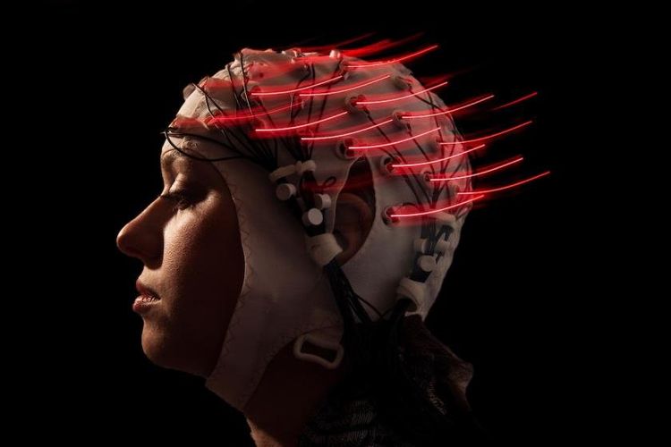 Untuk memastikan apa yang terjadi di otak, para peneliti menggunakan topi yang mengukur aktivitas listrik di daerah otak.