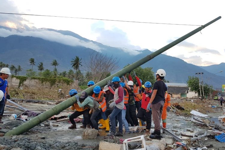 Para petugas PLN dari seluruh Indonesia didatangkan ke Palu dan wilayah lain di Sulawesi Tengah untuk memulihkan jaringan listrik yang rusak akibat gempa bumi dan tsunami pada 28 September lalu.