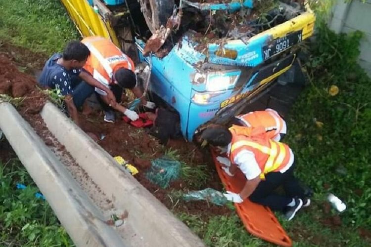 Sebuah truk menabrak mikrobus Suzuki Elf yang mengangkut rombongan pengantin di kilometer 46 B tol Jakarta-Cikampek arah Jakarta menuju Cikampek, Selasa (15/1/2018) pukul 05.00 WIB.