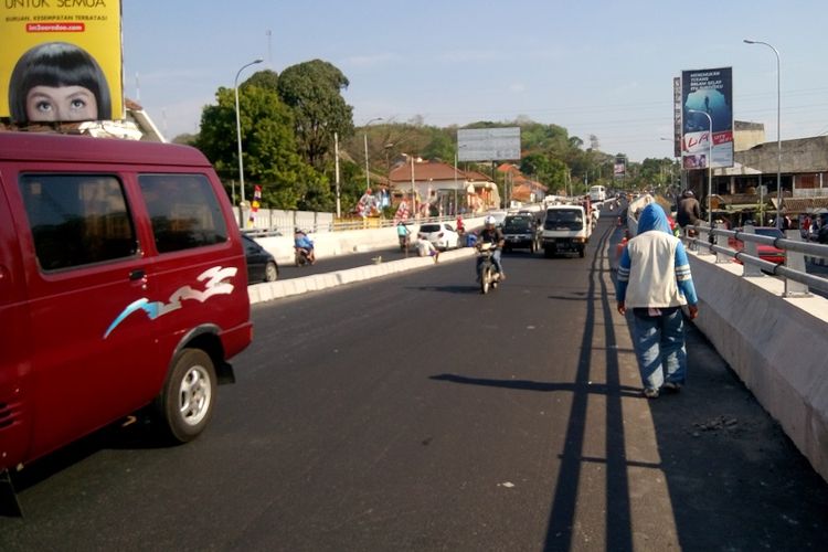 Flyover Jatingaleh di Semarang masih harus dilengkapi dengan rambu lalu lintas. Para pengendara khususnya yang menuju Kota Solo membutuhkan petunjuk arah saat melintasi flyover tersebut. 