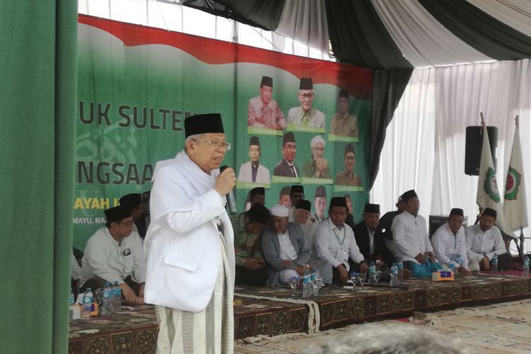 Calon wakil presiden Maruf Amin saat berpidato di Pesantren Al Muhajirin, Sukatani, Purwakarta, Jawa Barat, Rabu (3/10/2018).
