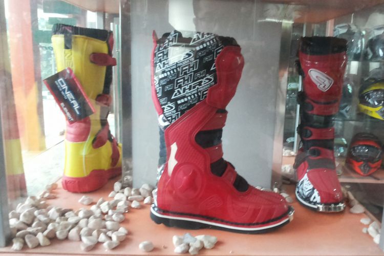 Sepatu untuk balap trail yang dijual di AHRS Racing Shop, Depok.