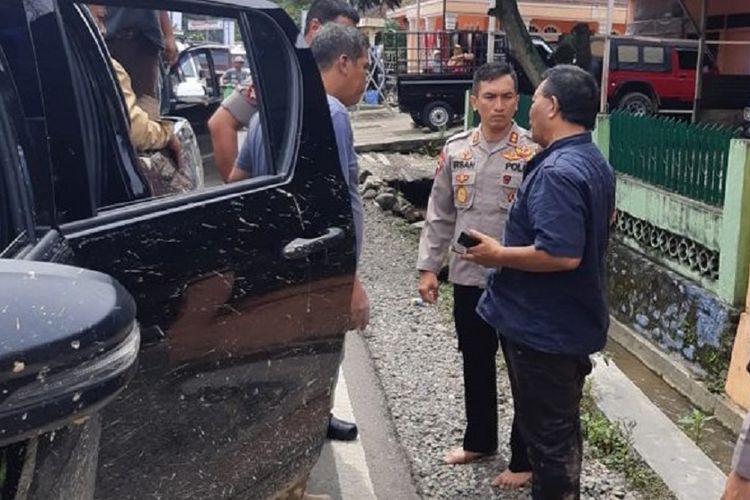 Kapolres Madina AKBP Irsan Sinuhaji dan Bupati Madina Dahlan Hasan Nasution setelah mobil dinas Kepala Dinas Sosial Kabupaten Madina M Taufik terseret banjir bandang.
