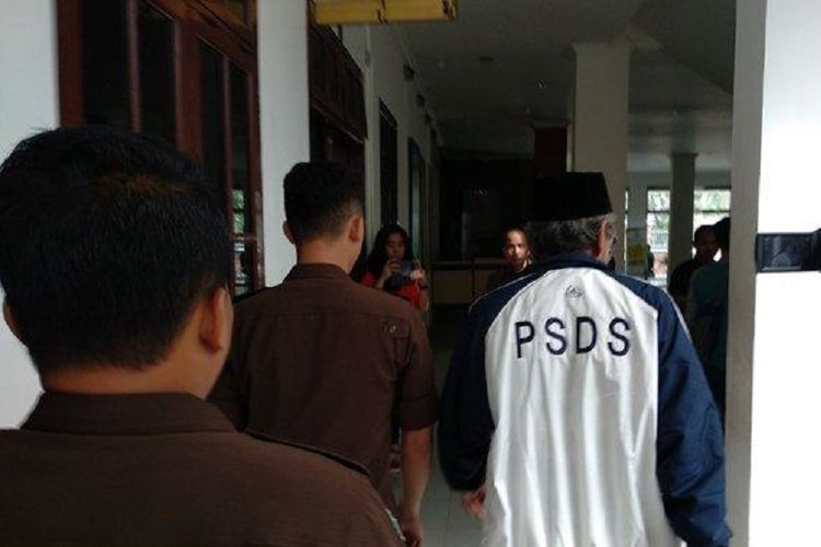 Setelah buron, mantan Kepala Dinas PU Deliserdang Ir Faisal akhirnya ditangkap. Dia dibawa ke Kejati Sumut, Sabtu (10/11/2018).