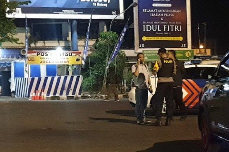 Sejumlah petugas bersiaga di sekitar lokasi dugaan bom bunuh diri di Pos Polisi Kartasura Polres Sukoharjo, tepatnya di Tugu Kartasura, Selasa (4/6/2019) dini hari.