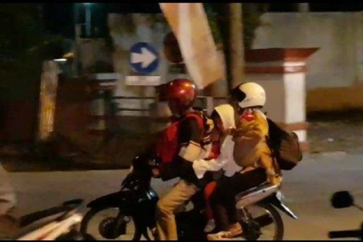 Pemudik dengan sepeda motor menempuh jarak hingga 400 kilometer dari Comal Pemalang, Jawa Tengah, ke Gubeng Surabaya, Jawa Timur, dengan sepeda motor tua bersama istri dan ketiga anaknya.