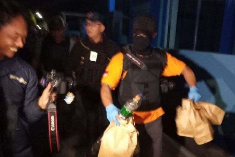 Polisi membawa lima katong barang bukti hasil penggeledahan di rumah pelaku bom bunuh diri, RA (22), di Dukuh Kranggan Kulon, Desa Wirogunan, Kecamatan Kartasura, Kabupaten Sukoharjo, Selasa (4/6/2019) dini hari.