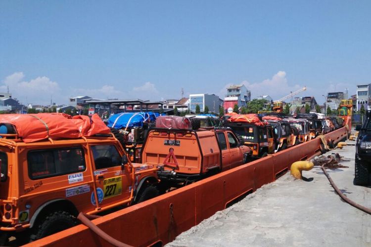 Puluhan kendaraan jip milik peserta IOX 2017 Celebes diangkut menggunakan kapal dari Tanjung Priok, Jakarta.