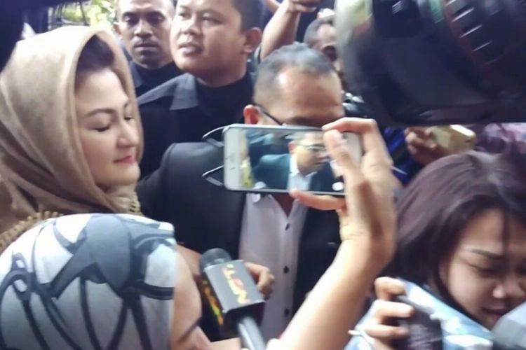 Istri Ketua DPR RI Setya Novanto, Deisti Astriani, memenuhi panggilan penyidik Komisi Pemberantasan Korupsi (KPK) sebagai saksi kasus e-KTP, Senin (20/11/2017).