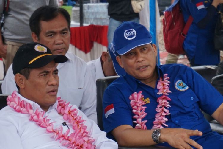 Menteri Pertanian, Andi Amran Sulaiman (kiri) dan Kepala Badan Narkotika Nasional, Budi Waseso (kanan) di saat launcing program perdana penanaman komoditi alternatif di bekas lahan ganja di Aceh Besar, Nagroe Aceh Darusalam, Kamis (21/12/2017).