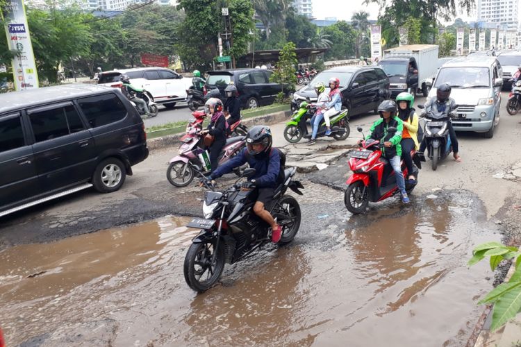 Tampak kondisi jalan KH. Noer Ali tepatnya di depan Rumah sakir Budi Lestari semakin parah berlubang sehingga arus lalu lintas padat merayap sampai sekitar satu kilometer, Kota Bekasi, Minggu (25/11/2018).