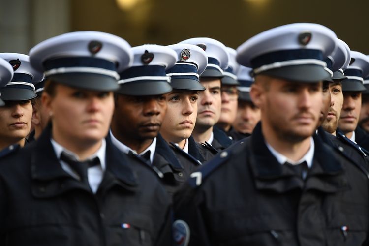 Anggota polisi berbaris di depan markas kepolisian di Paris, Perancis.