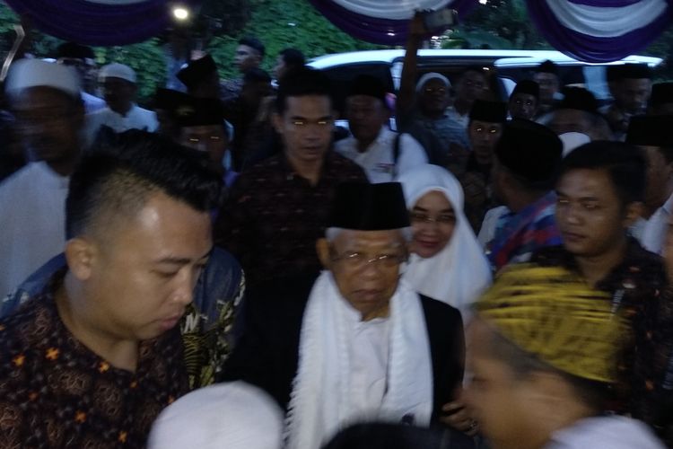 Maruf Amin bersama isterinya saat berkunjung ke kerabatnya di Desa Jambringin, Kecamatan Proppo, Senin (1/4/2019). 